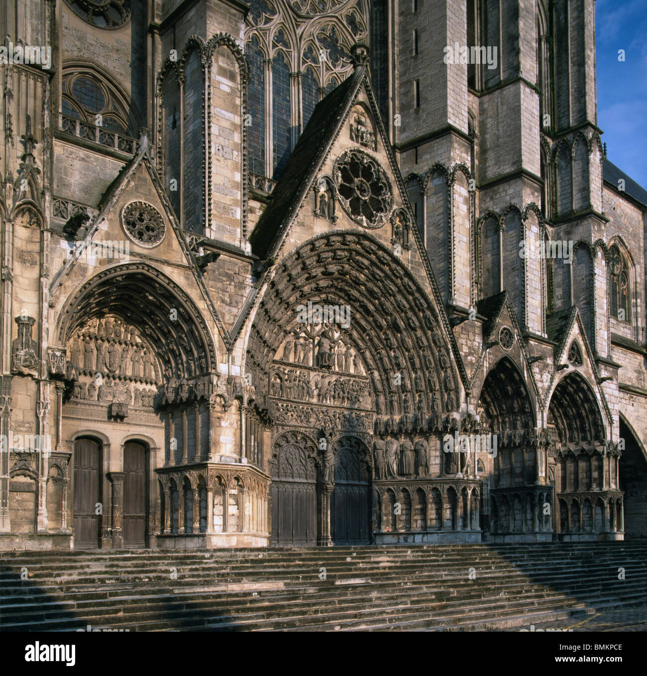 Bourges Kathedrale St-Etienne. Westen Portal Tympanon zeigt das jüngste Gericht, der französischen Gotik, Ende des 13. Jahrhunderts Stockfoto