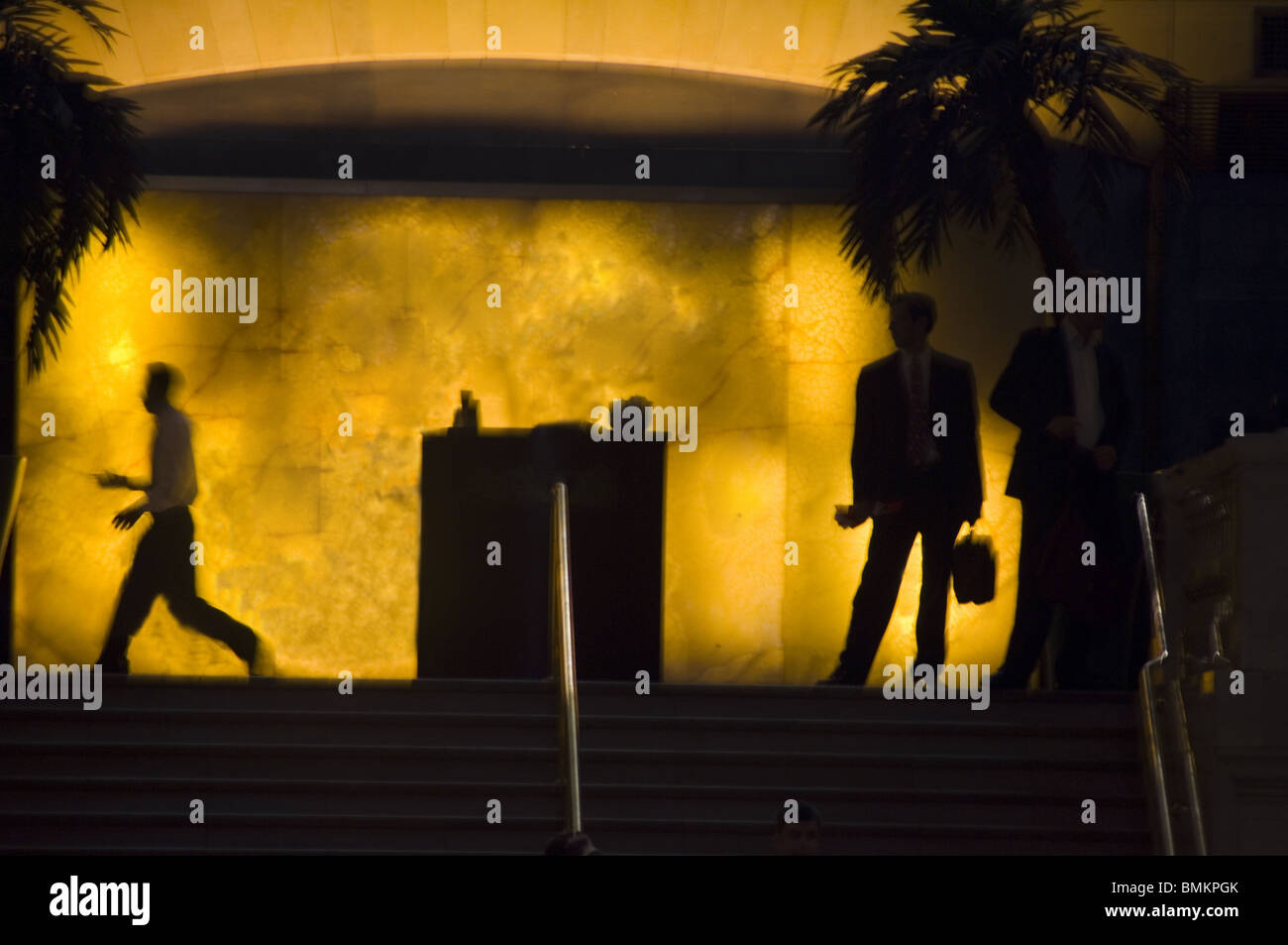Silhouette von ein paar Leute auf einem Treppenhaus Stockfoto