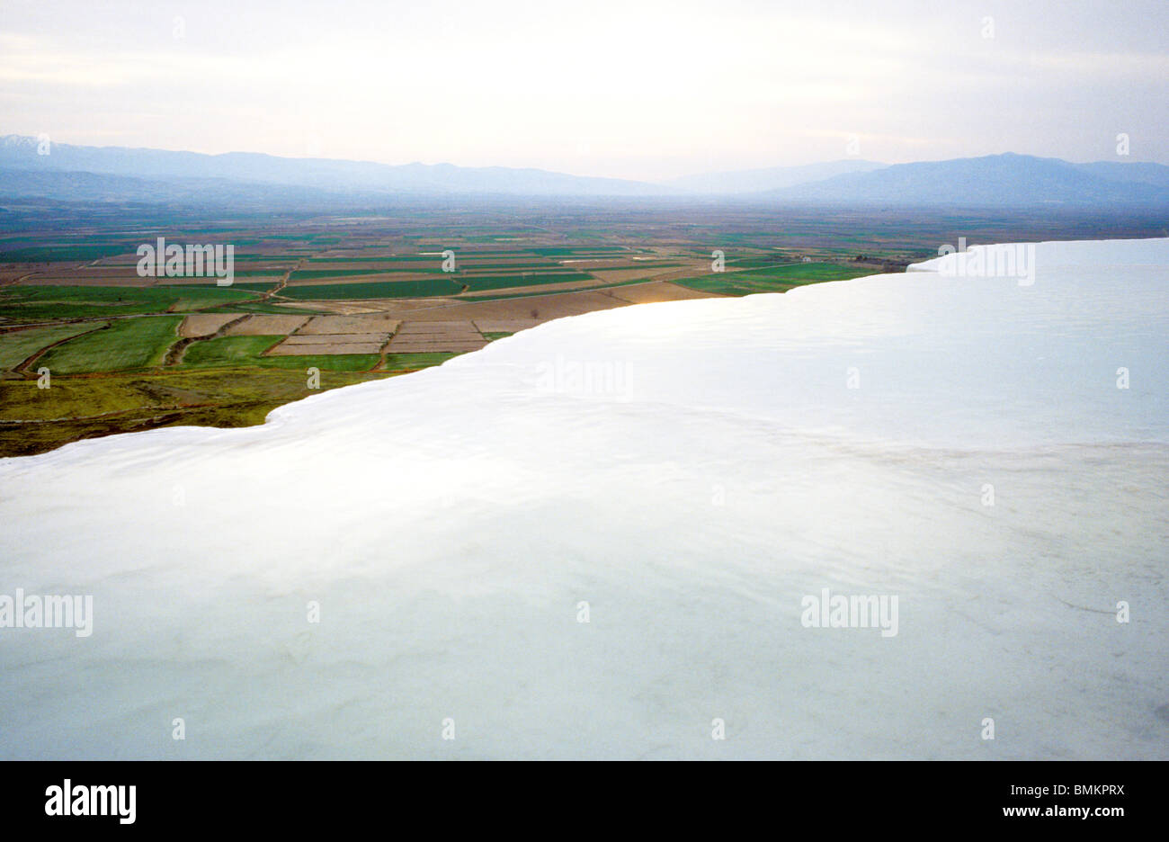 SINTERN SIE KALK TERRASSEN, WELTKULTURERBE, NATÜRLICHE WELTKULTURERBE, UNESCO, SPRUDEL, PAMUKKALE, TÜRKEI Stockfoto