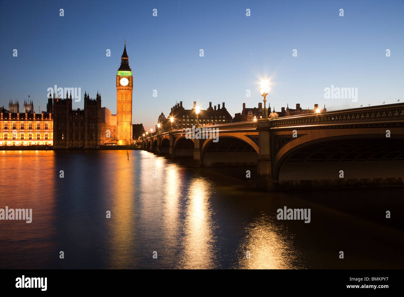 Big Ben und Westminster Bridge in der Dämmerung London angesehen Stockfoto