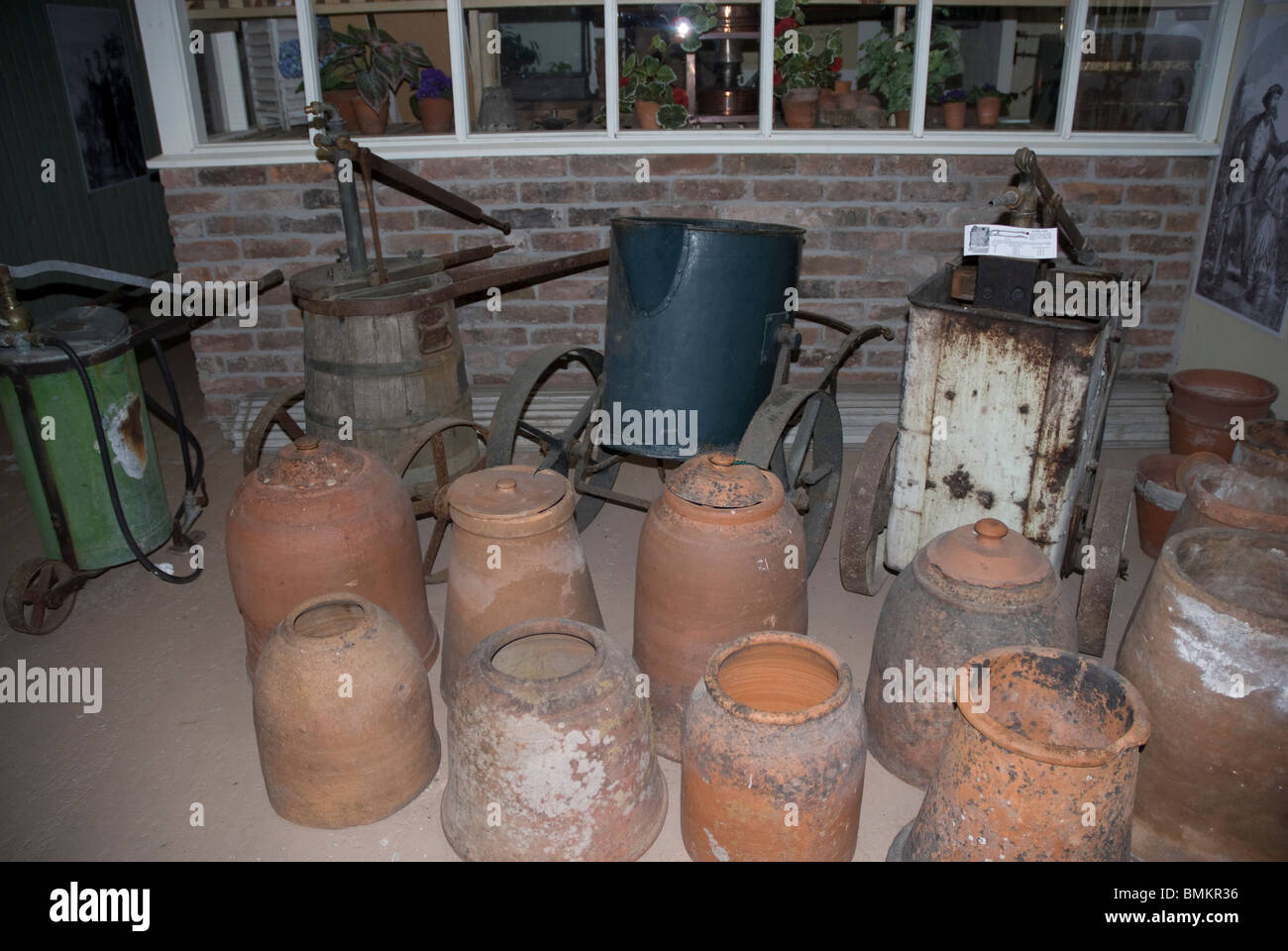 Anzeige von Terrakotta-Töpfe und Gartengeräte National Museum von Gartenarbeit, Trevarno Estate, Cornwall, UK Stockfoto