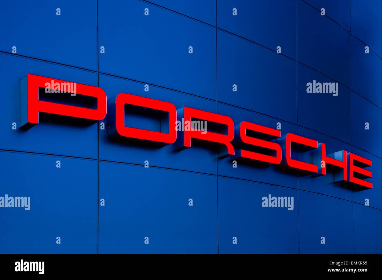 Ocala, FL - Okt 2009 - Schild über Porsche Autohaus Gebäude in Ocala, Florida Stockfoto