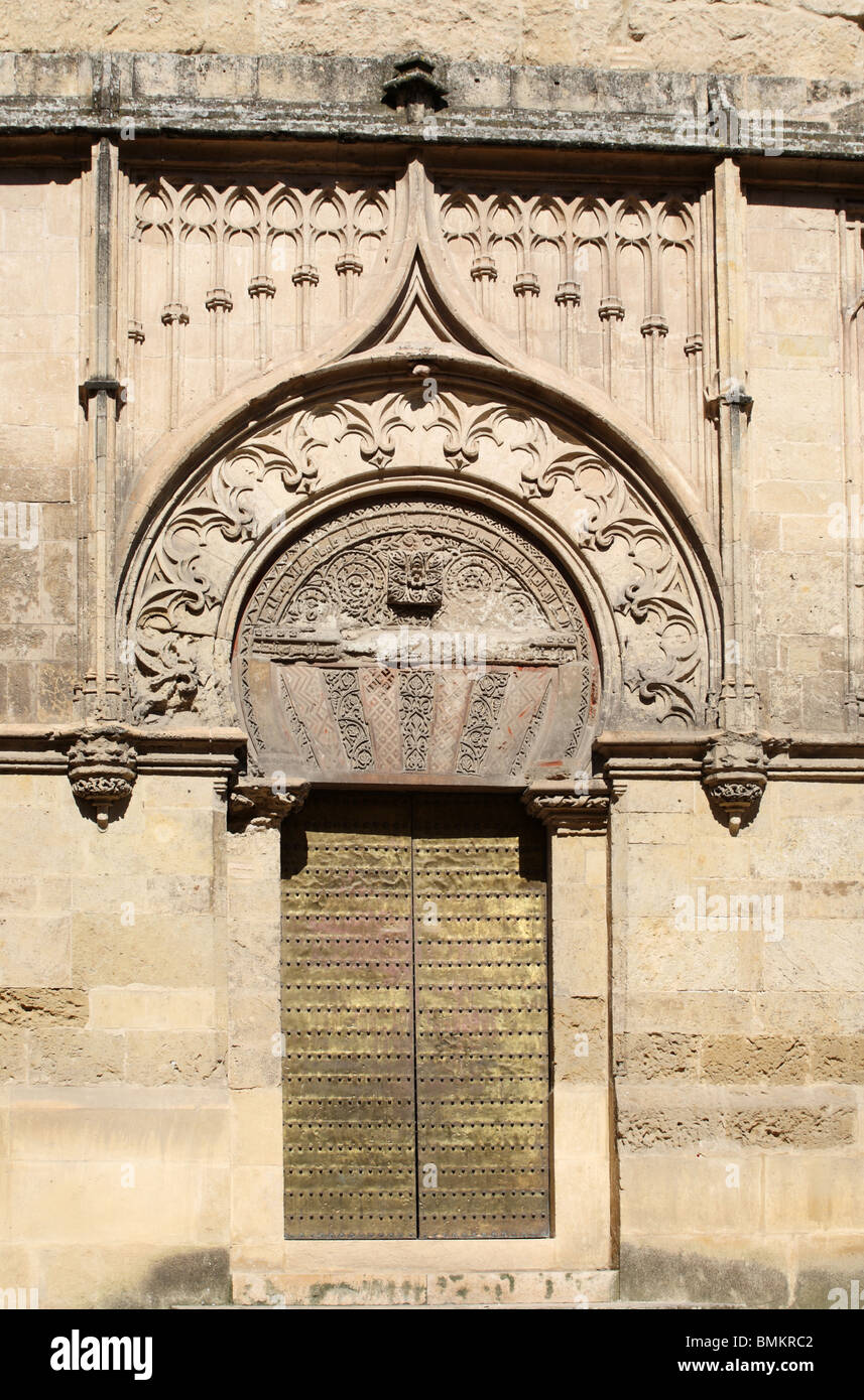 Eine reich verzierte Tür in der Außenwand der Mezquita de Córdoba oder Kathedrale in Córdoba, Andalusien, Südspanien Stockfoto