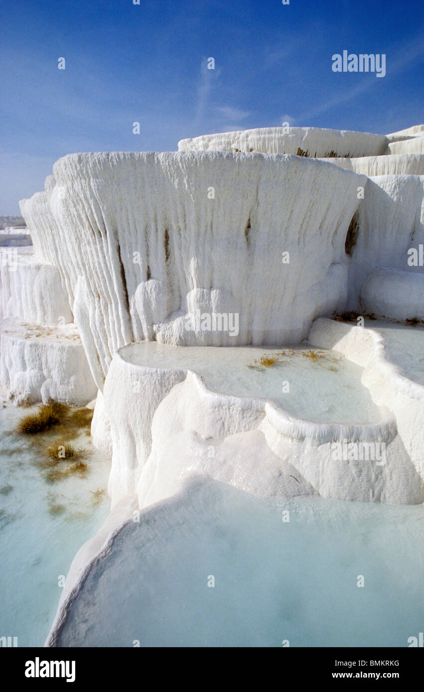 SINTERN SIE KALK TERRASSEN, WELTKULTURERBE, NATÜRLICHE WELTKULTURERBE, UNESCO, SPRUDEL, PAMUKKALE, TÜRKEI Stockfoto