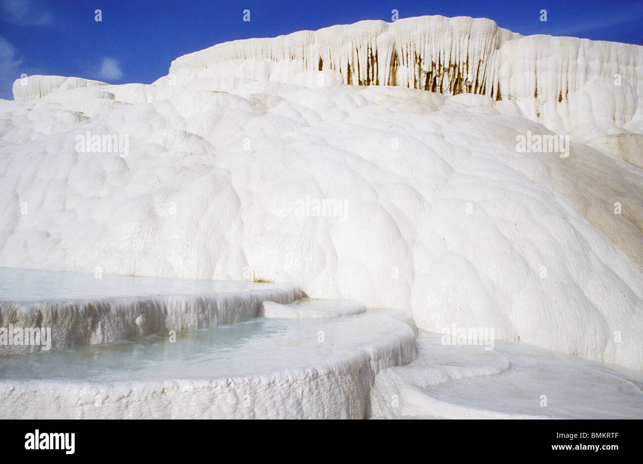 SINTERN SIE KALK TERRASSEN, WELTKULTURERBE, NATÜRLICHE WELTKULTURERBE, UNESCO, SPRUDEL, PAMUKKALE, TÜRKEI Stockfoto