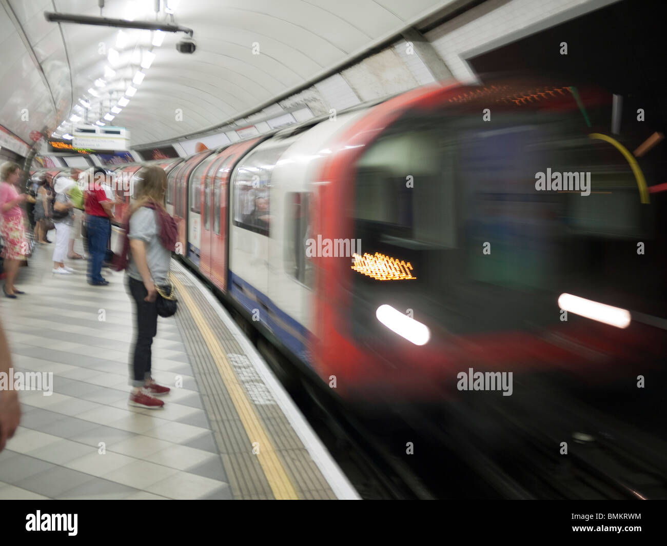 Londoner U-Bahn Zug Ankunft am Bahnhof Stockfoto