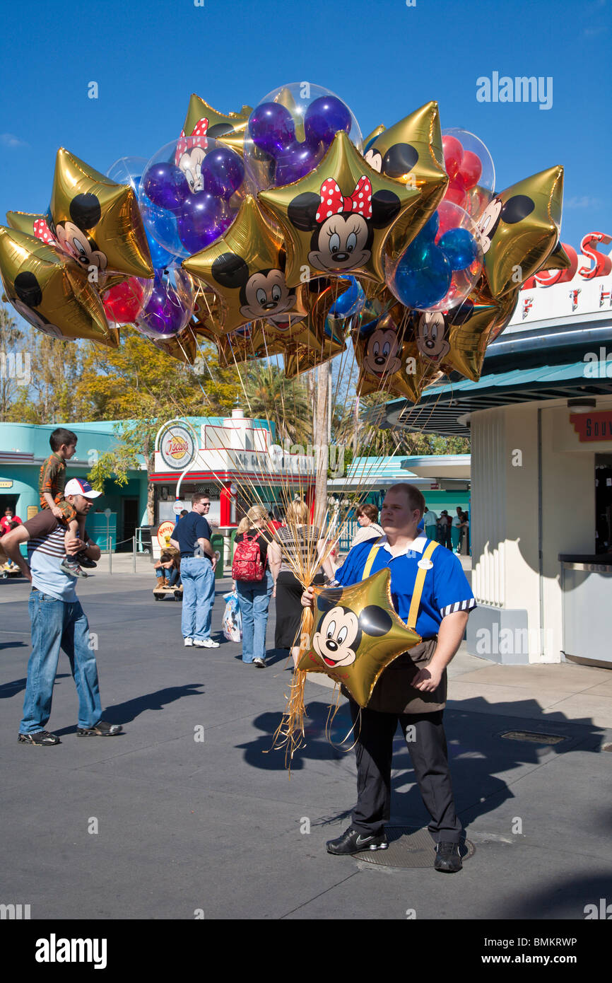 Orlando, FL - Februar 2009 - Mann verkaufen Ballons in Disneys Hollywood Studios in Kissimmee Orlando Florida Stockfoto