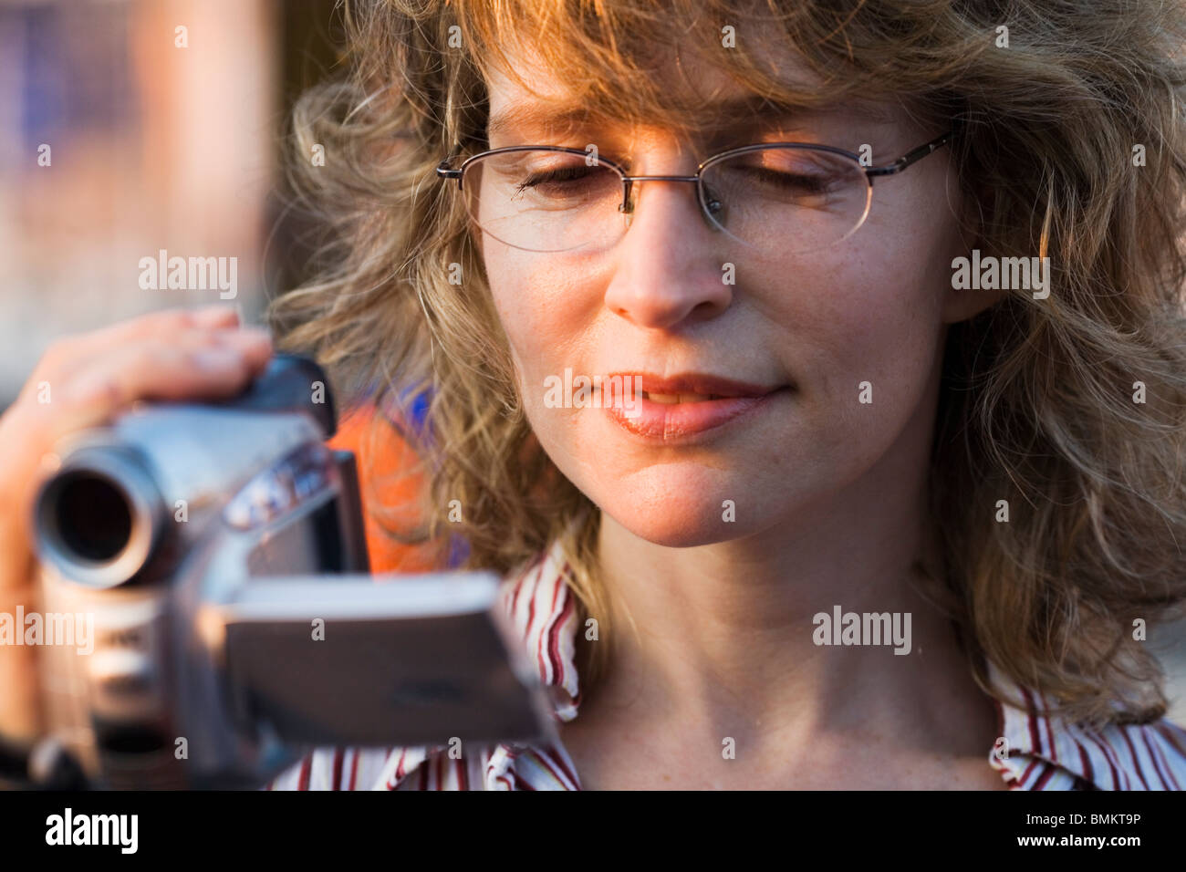 Ein lächelndes Mädchen Aufnahme, digitale Filmkamera in der hand, Rom, Italien Stockfoto