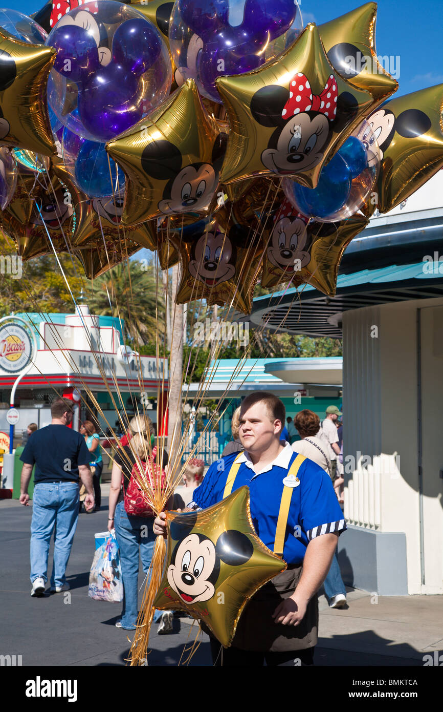 Orlando, FL - Februar 2009 - Mann verkaufen Ballons in Disneys Hollywood Studios in Kissimmee Orlando Florida Stockfoto