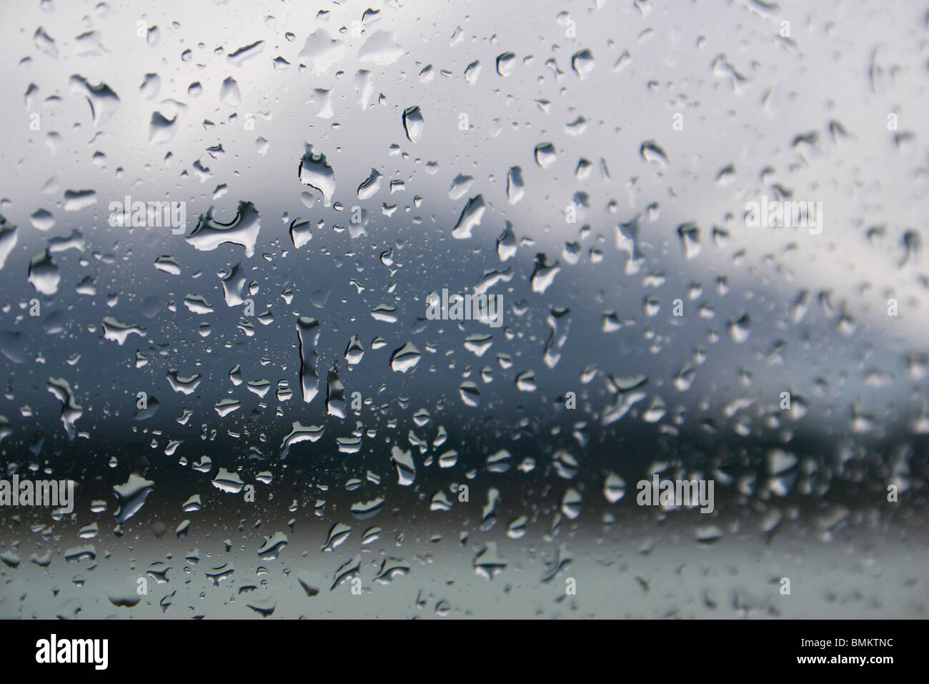 Regentropfen auf Fensterglas des Schiffes; Skagway; Alaska; Vereinigte Staaten von Amerika Vereinigte Staaten von Amerika Stockfoto