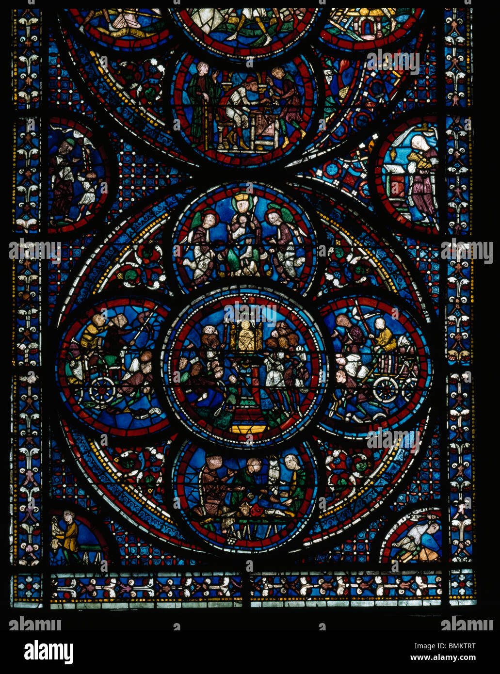 Chartres Kathedrale Notre Dame. Frankreich. Wunder der Jungfrau Fenster Rondell zeigt den Kult der Wagen Stockfoto