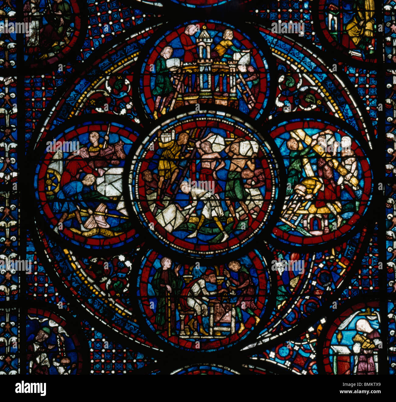 Chartres Kathedrale Notre Dame. Frankreich. Wunder der Jungfrau Fenster Rondell zeigt mittelalterliche Gebäude Szenen Stockfoto