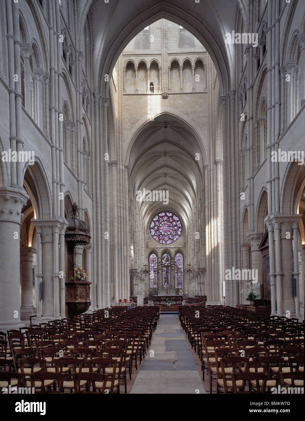 Laon Kathedrale, Frankreich. Mittelschiff nach Osten. Französische gotische 12-13. Jahrhundert Stockfoto
