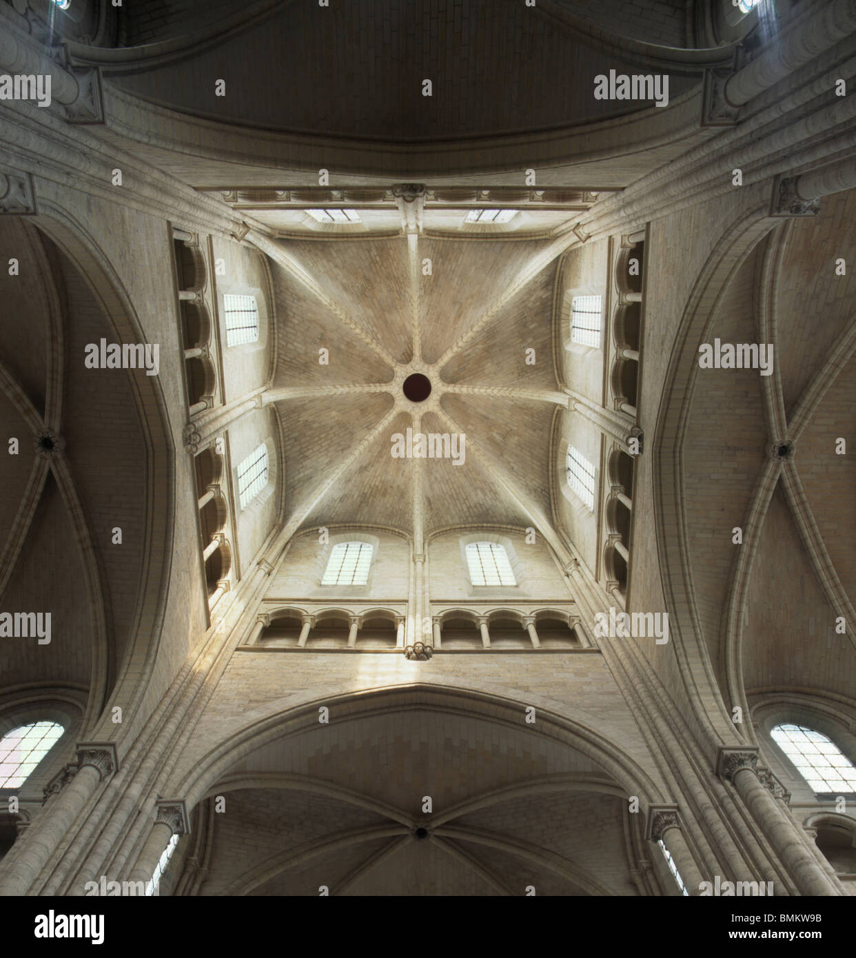 Laon Kathedrale, Frankreich. Kreuzung innere, Nachschlagen von Ino Turm. Französische gotische 12-13. Jahrhundert Stockfoto