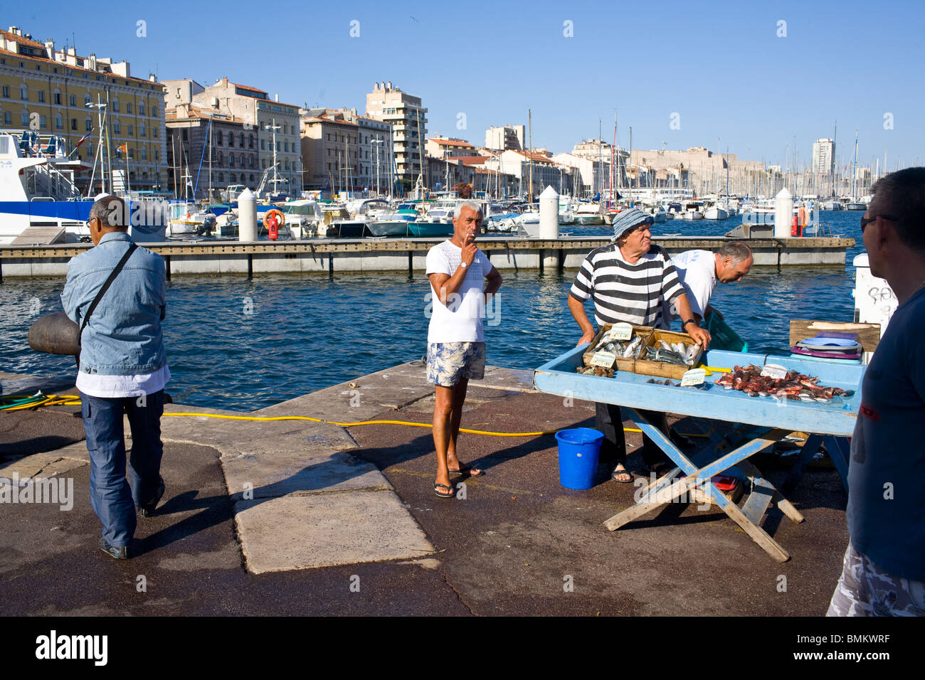 Fischer verkaufen am Morgen fangen auf den alten Hafen von Marseille, Frankreich. Stockfoto