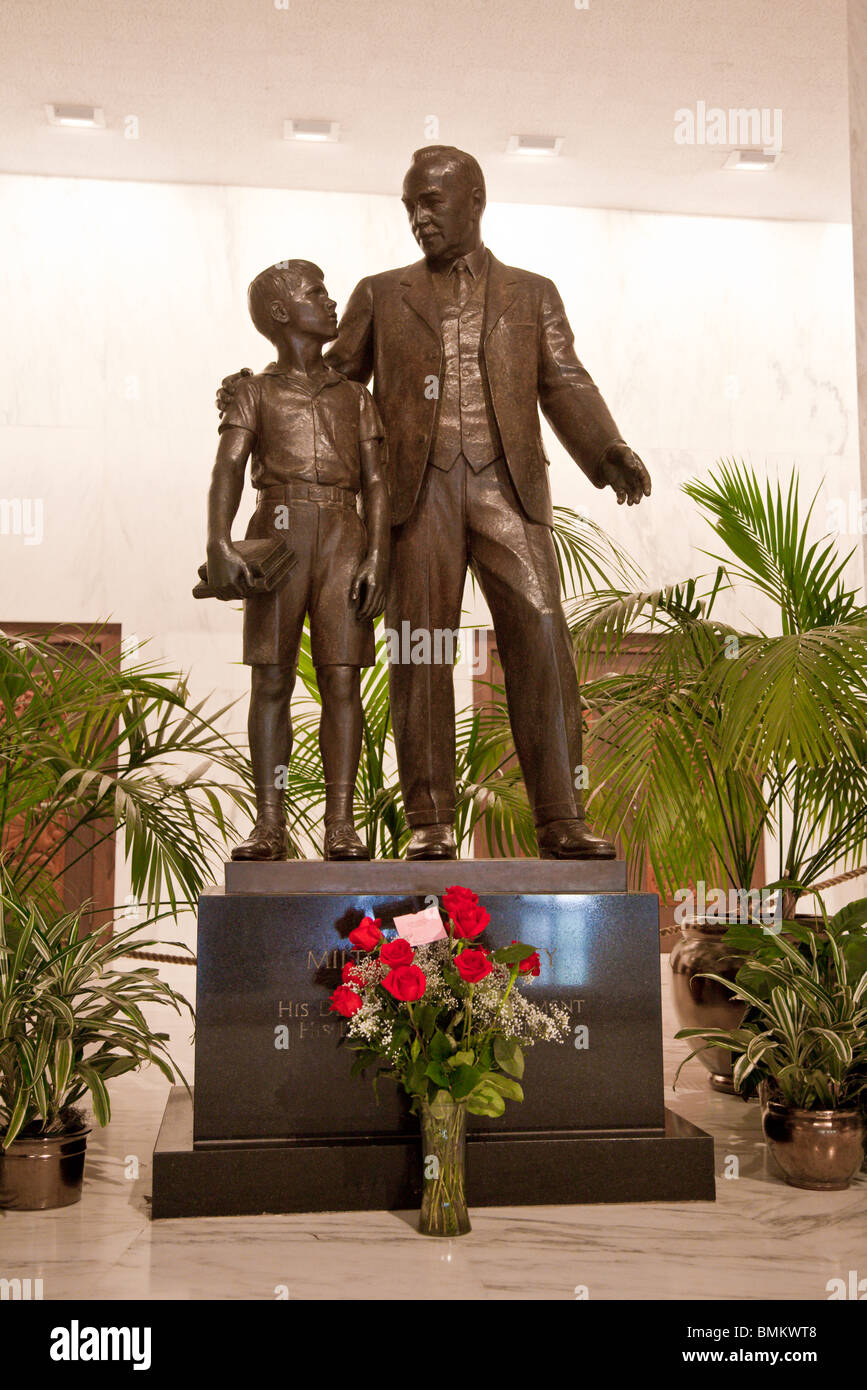 Statue von Milton Hershey mit einem Schüler von Milton Hershey School in das Besucherzentrum in der Gründer Hall in Hershey, PA Stockfoto