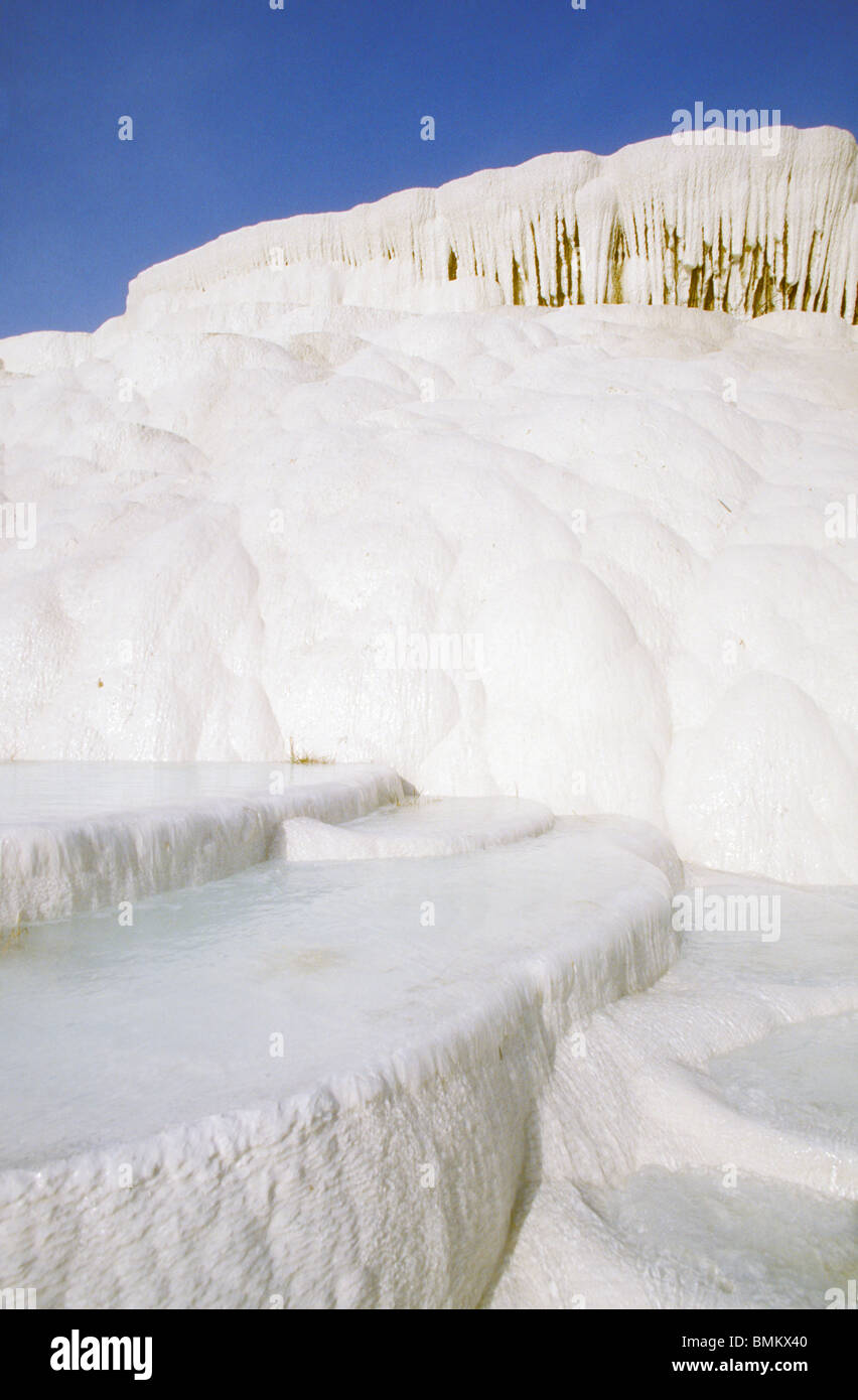 SINTERN SIE KALK TERRASSEN, WELTKULTURERBE, NATÜRLICHE WELTKULTURERBE, UNESCO, SPRUDEL, PAMUKKALE, TÜRKEI Stockfoto