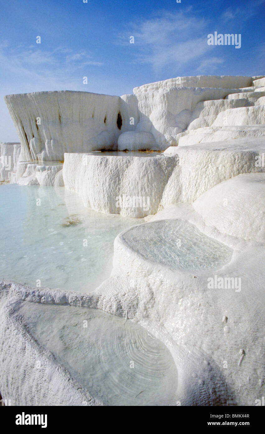 SINTERN SIE KALK TERRASSEN, WELTKULTURERBE, NATÜRLICHE WELTKULTURERBE, UNESCO, SPRUDEL, PAMUKKALE, TÜRKEI Stockfoto