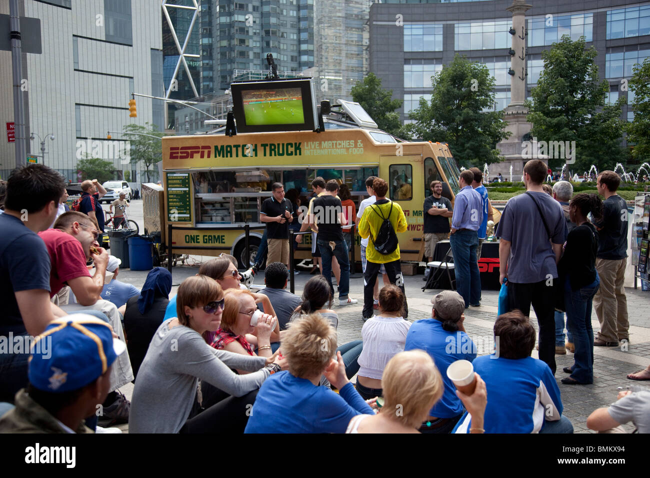 ESPN Spiel LKW zeigen, dass World Cup Soccer entspricht geparkt am Columbus Circle und Central Park South in New York City Stockfoto