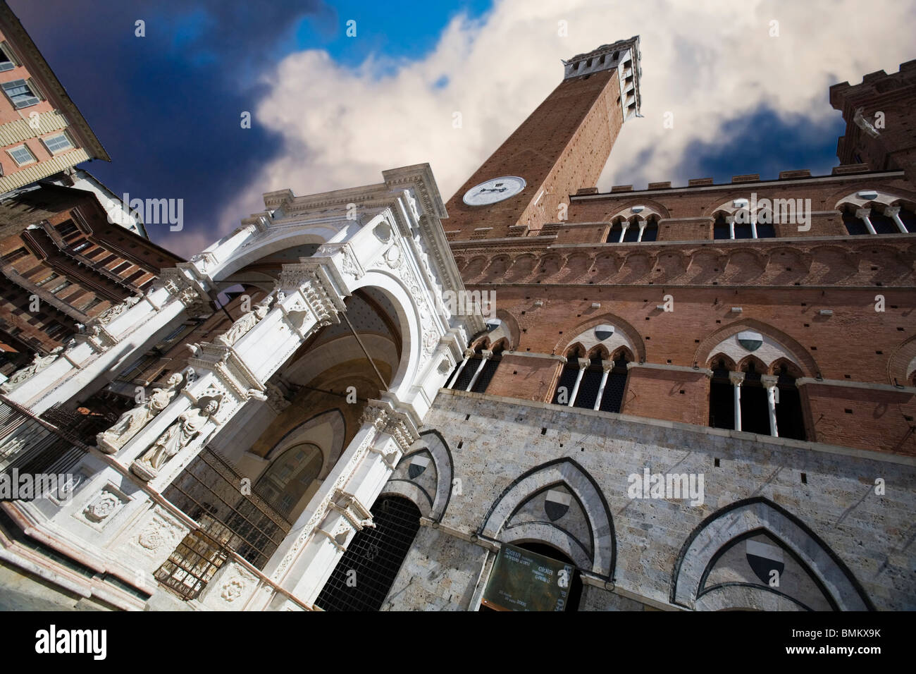 Campanile oder Sienna Tower Ansicht in Piazza del Campo, oder Il Palio, dem Hauptplatz, Siena, Italien Stockfoto