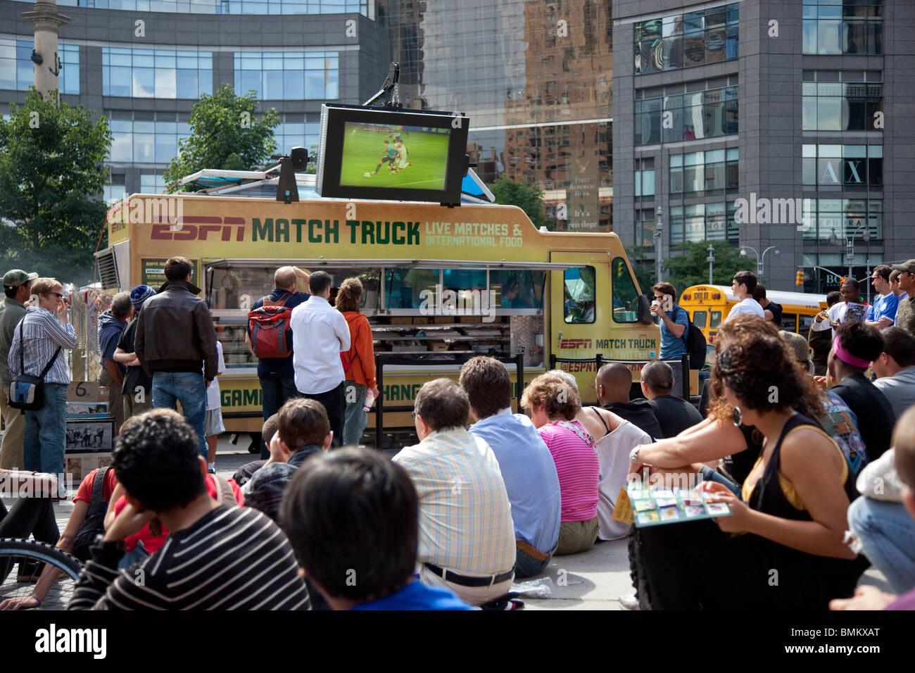 ESPN Spiel LKW zeigen, dass World Cup Soccer entspricht geparkt am Columbus Circle und Central Park South in New York City Stockfoto