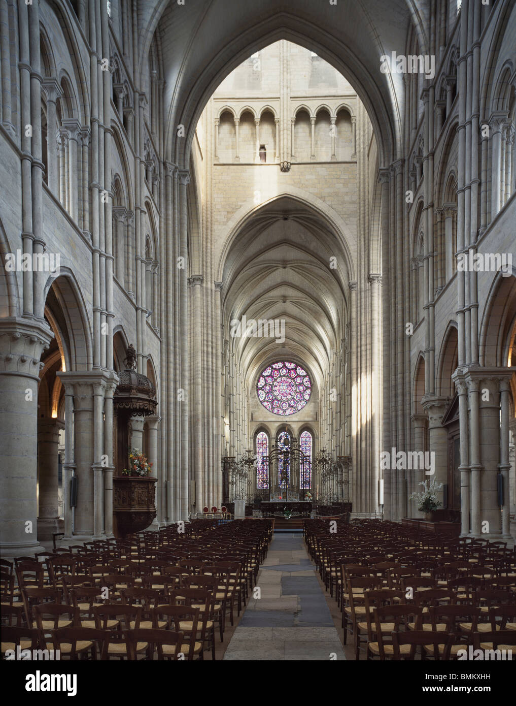 Laon Kathedrale Mittelschiff und Überfahrt nach Osten. Französische gotische 12-13. Jahrhundert. Stockfoto