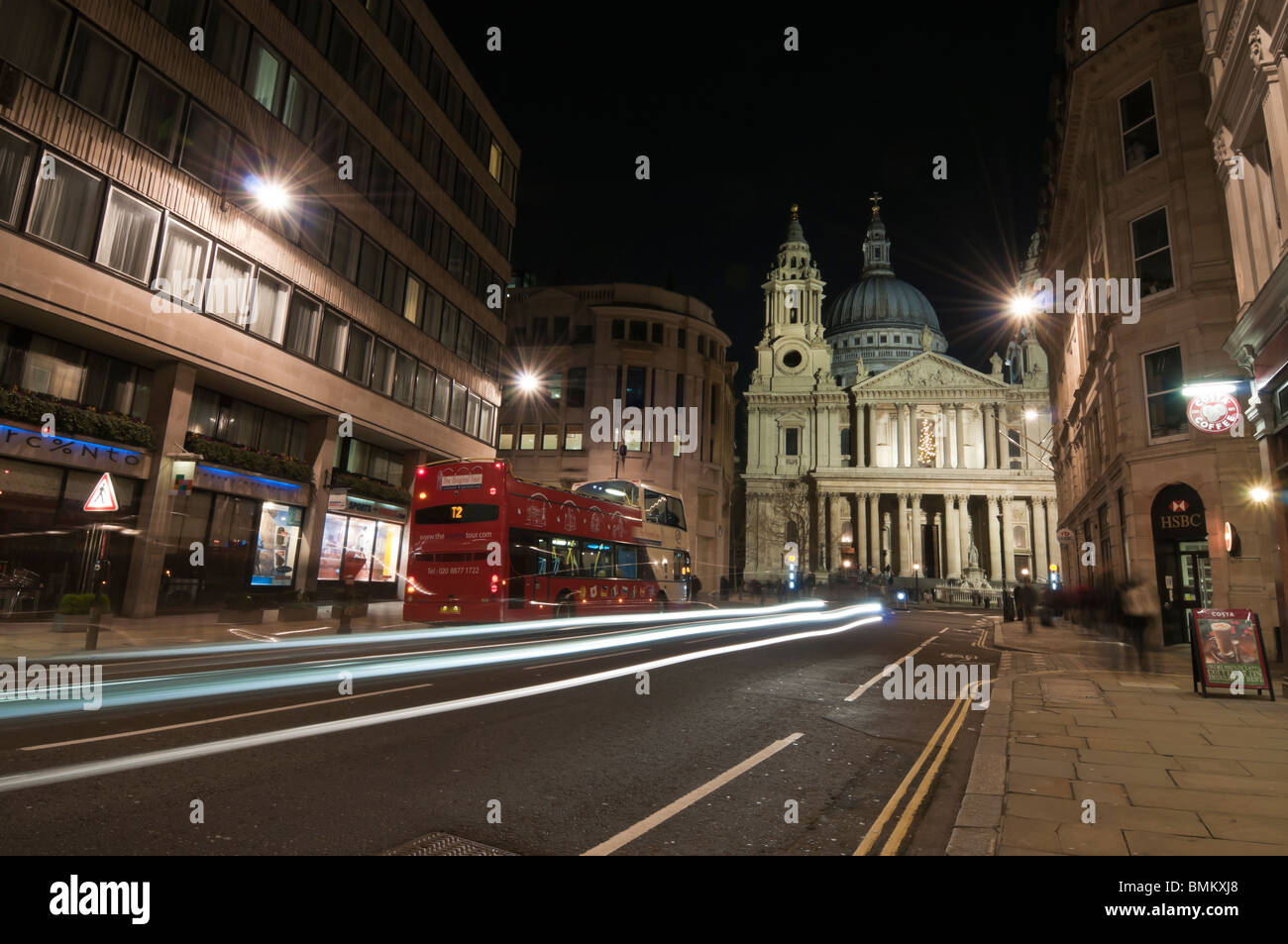 St. Pauls Cathedral in der Nacht, zeigt den Eingang West entlang Ludgate Hill mit Motion blur Ampeln, London, UK Stockfoto