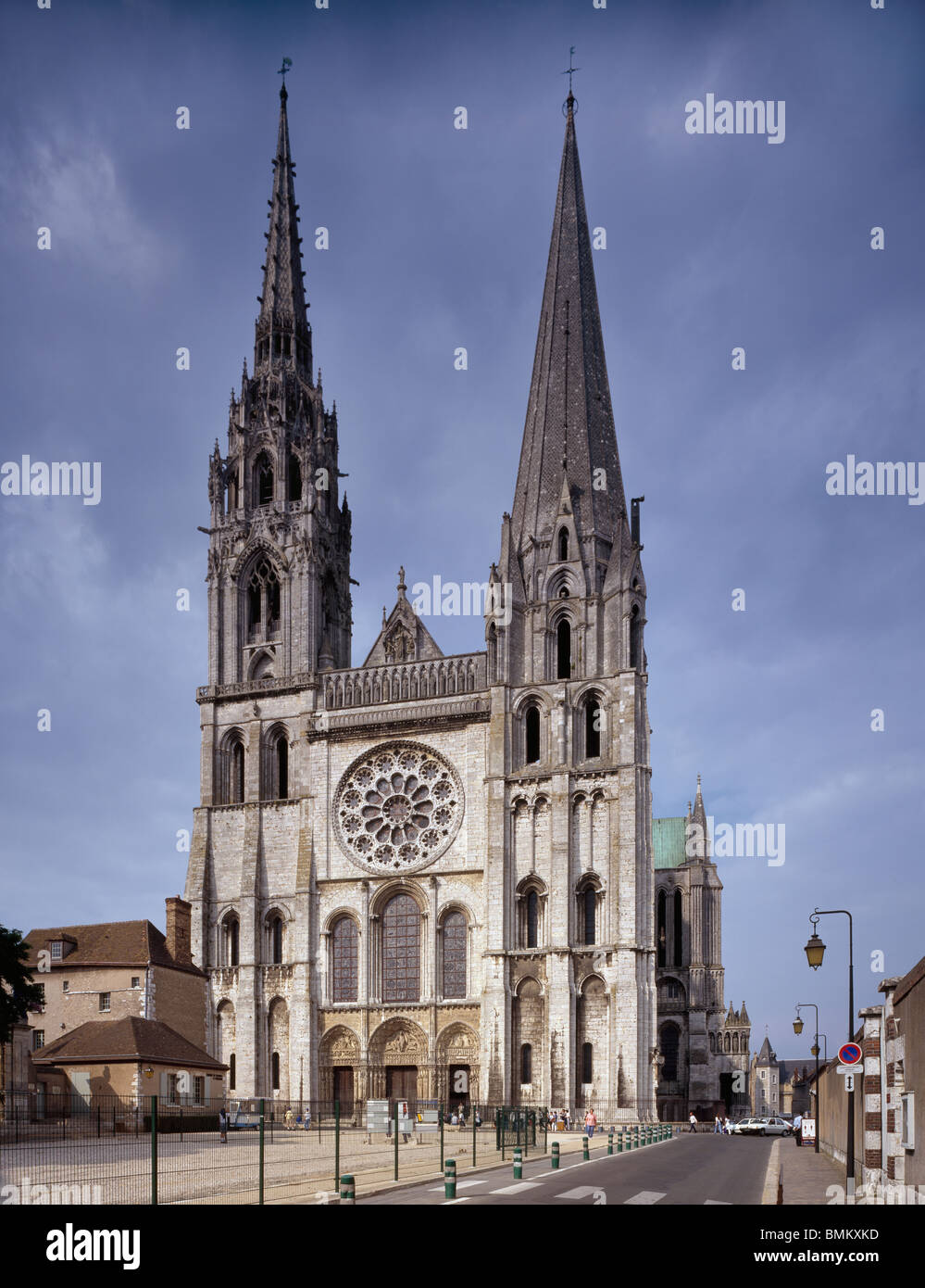 Chartres Kathedrale Notre-Dame, Frankreich. Westfassade. Vor allem Mitte des 12. Jahrhunderts spire Norden (links) Anfang des 16. Jahrhunderts. Stockfoto
