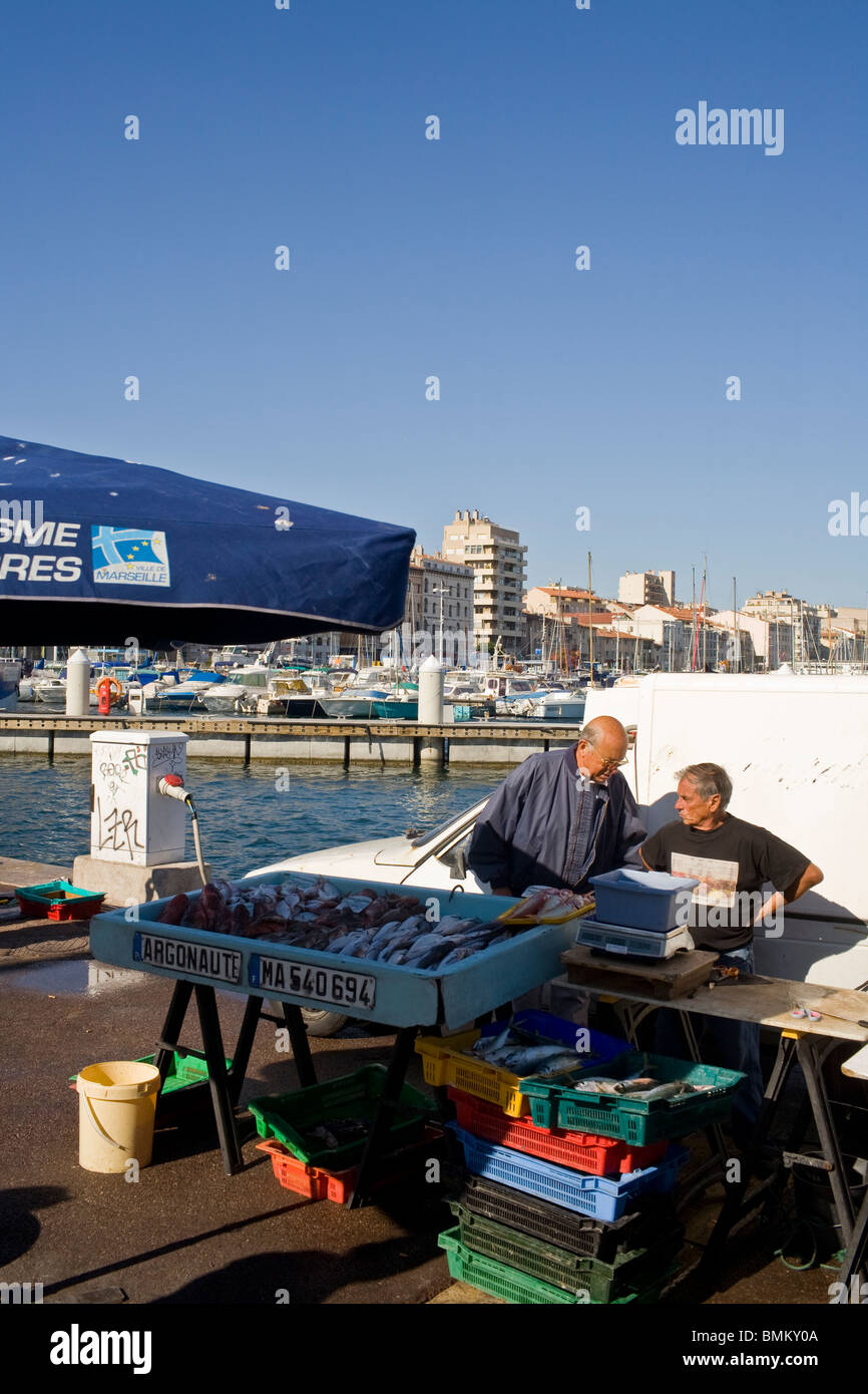 Fischer verkaufen am Morgen fangen auf den alten Hafen von Marseille, Frankreich. Stockfoto