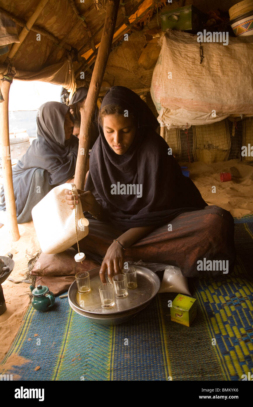 tuareg-frauen-essen-zubereiten-fotos-und-bildmaterial-in-hoher