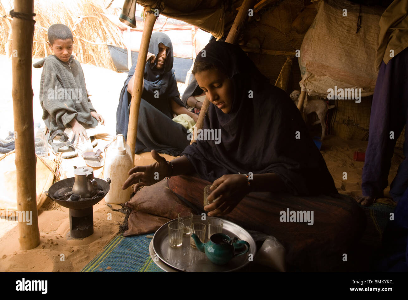 tuareg-frauen-essen-zubereiten-fotos-und-bildmaterial-in-hoher