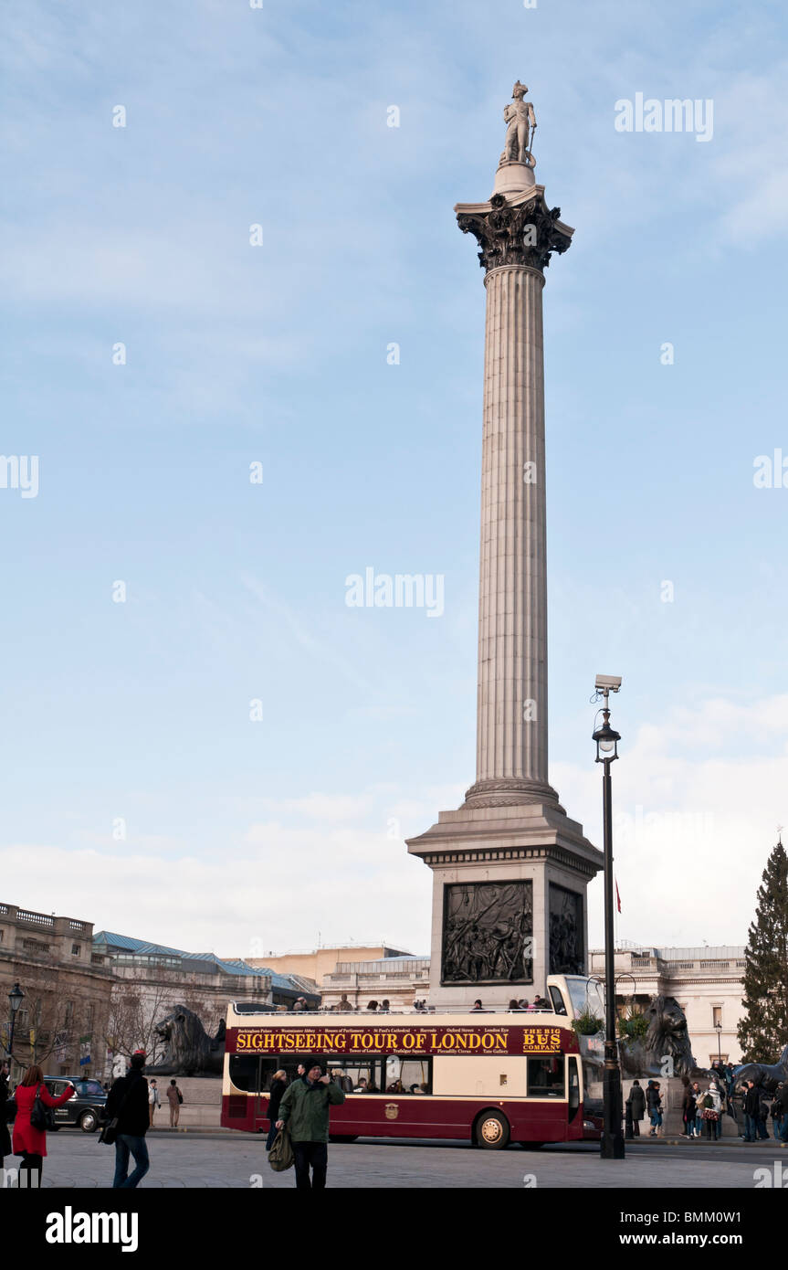 Nelson Säule und einem London-Tour-Bus, Trafalgar Square, London, Vereinigtes Königreich Stockfoto