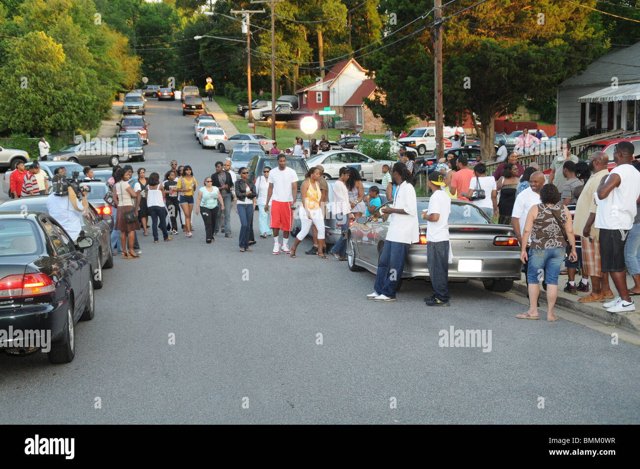 Bewohner und Nachbarn versammeln sich vor Trooper Weslay Browns angenehmen Sitz, Maryland nach Hause nachdem der Soldat erschossen wurde Stockfoto