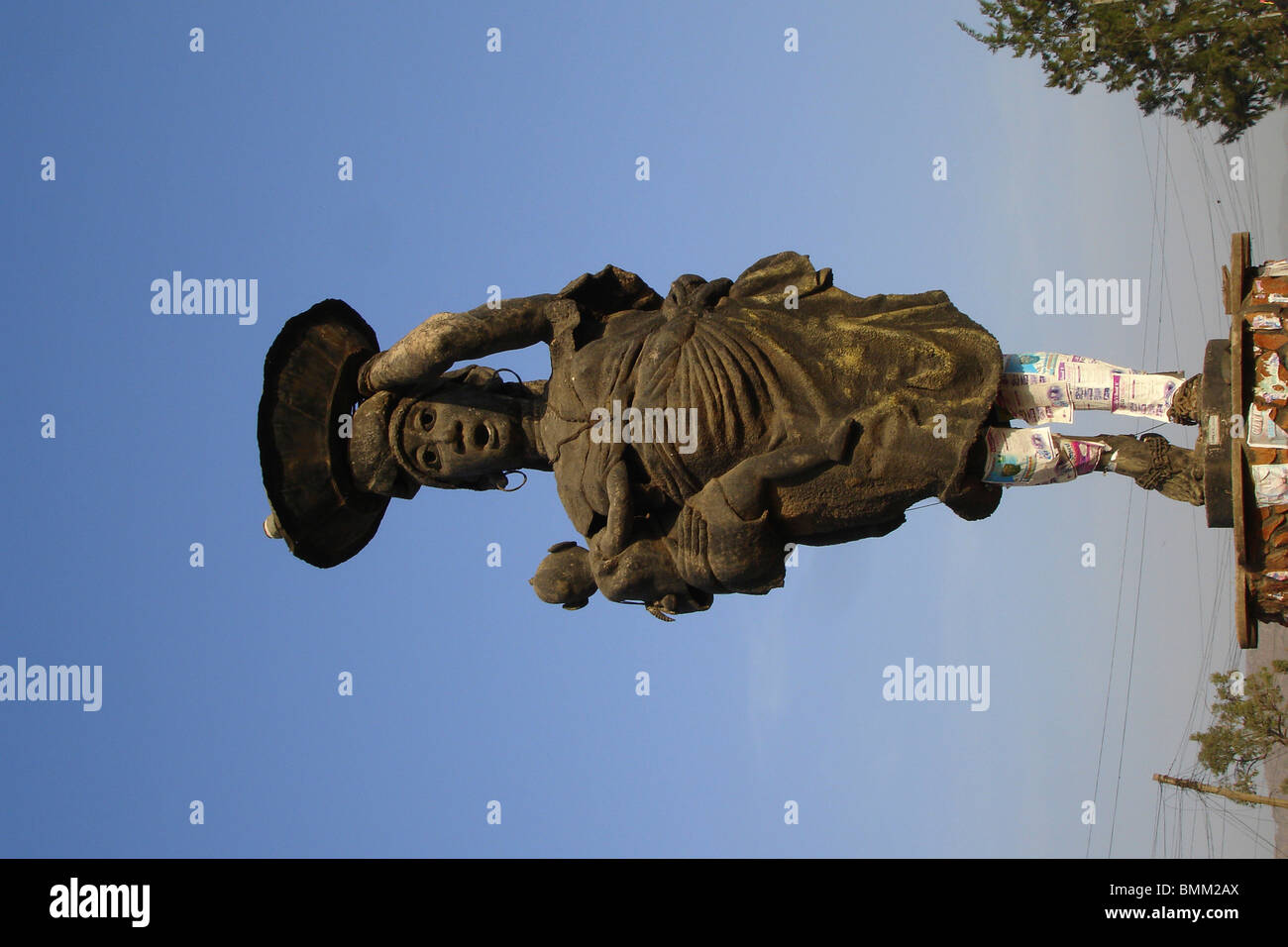 Statue, darstellt, eine Frau und ihr Baby in den Arm, mit Werbeplakaten auf ihre Beine stecken Stockfoto