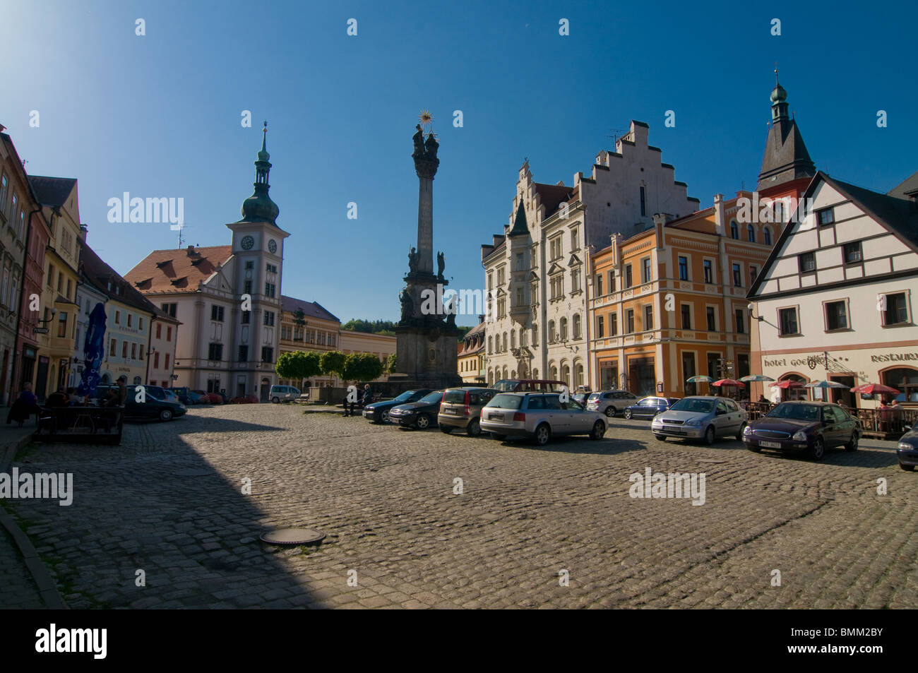 Marktplatz mit Kirche, Loket, Tschechien Stockfoto