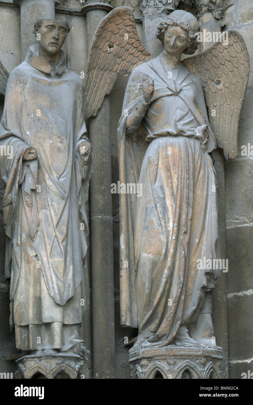 Reims Kathedrale, Frankreich. Gotische Skulptur am Westportal, südliche Tür, zeigen Engel Lächeln, mit St. Nicaise Stockfoto