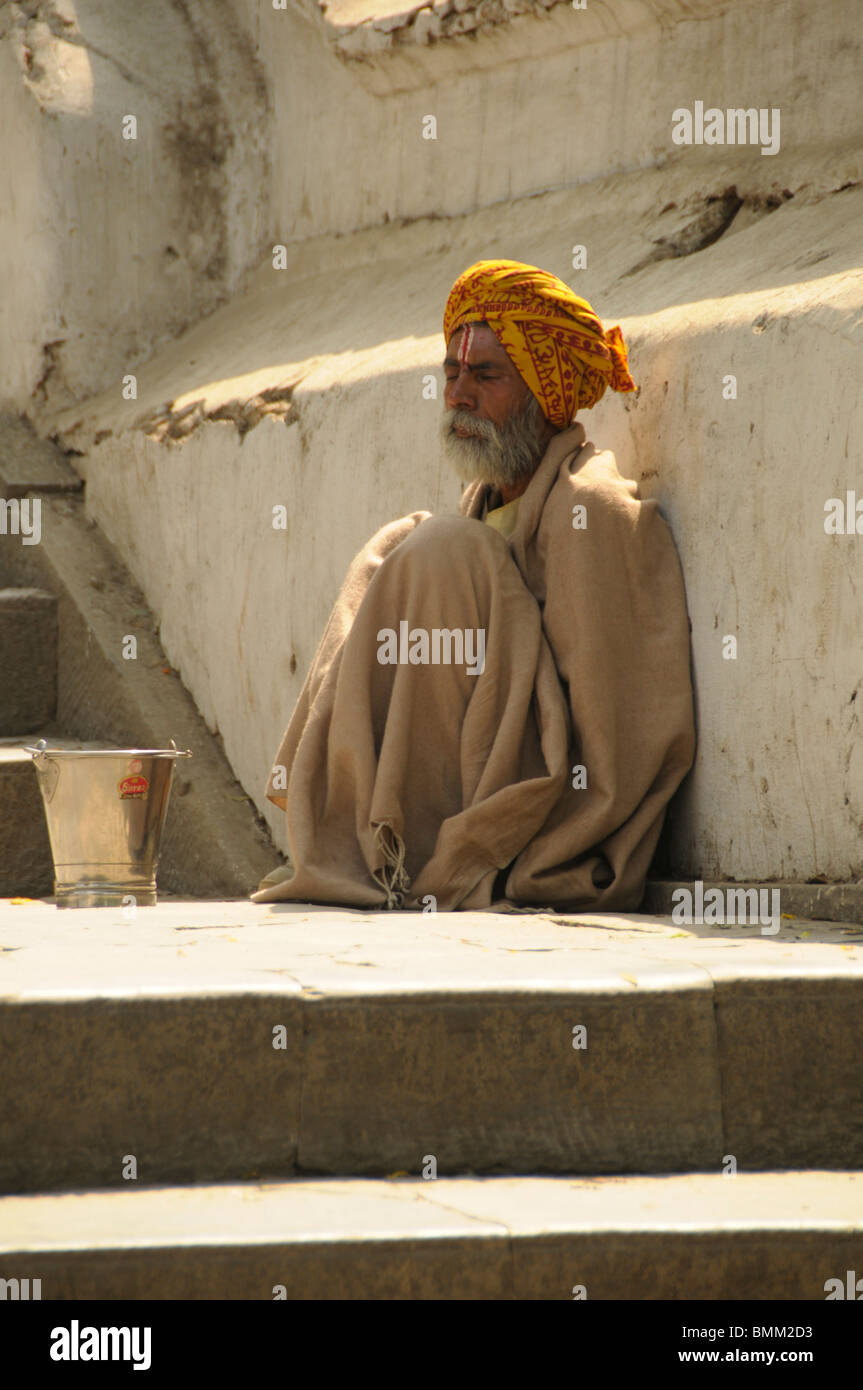 alten Sadhu am Heiligen Bagmati-Fluss, Pashupatinath Tempel, Kathmandu, nepal Stockfoto