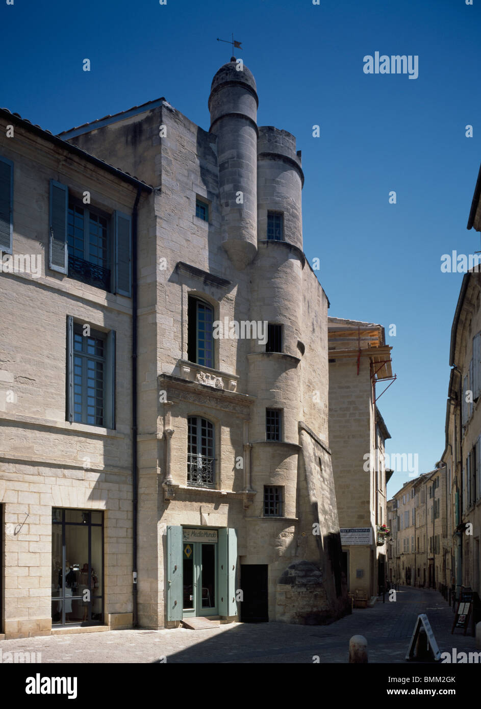 Uzes, Provence, Frankreich. Typisches Haus in Campmartin quadratisch mit Renaissance-Details - Zinnen, Türmchen, Fensterläden Stockfoto