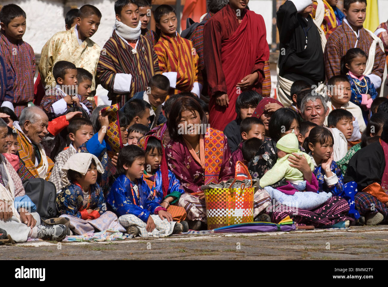 Religiöse Feier mit Mann Besucher und Tänze, Paro, Tsechu, Bhutan, Asien Stockfoto