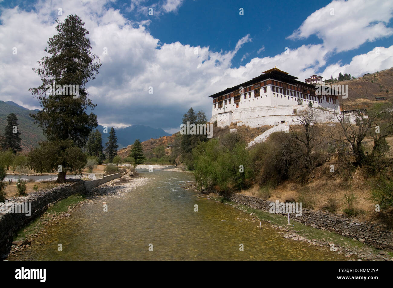 Paro Chhu Fluss und Tsong Paro, Bhutan, Asien Stockfoto