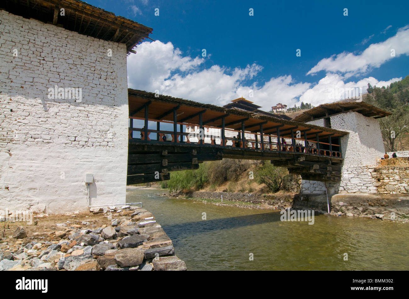 Fluss Paro Chhu mit Holzbrücke und Tsong Paro, Bhutan, Asien Stockfoto