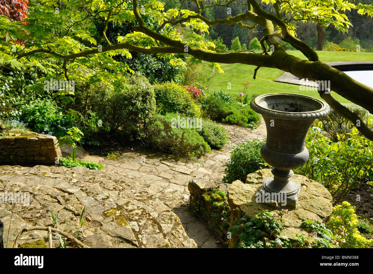 Metall-Urne - eine Garteneigenschaft auf der Treppe der Swimmingpool im Garten Kiftsgate, Cotswolds, Gloucestershire, UK Stockfoto