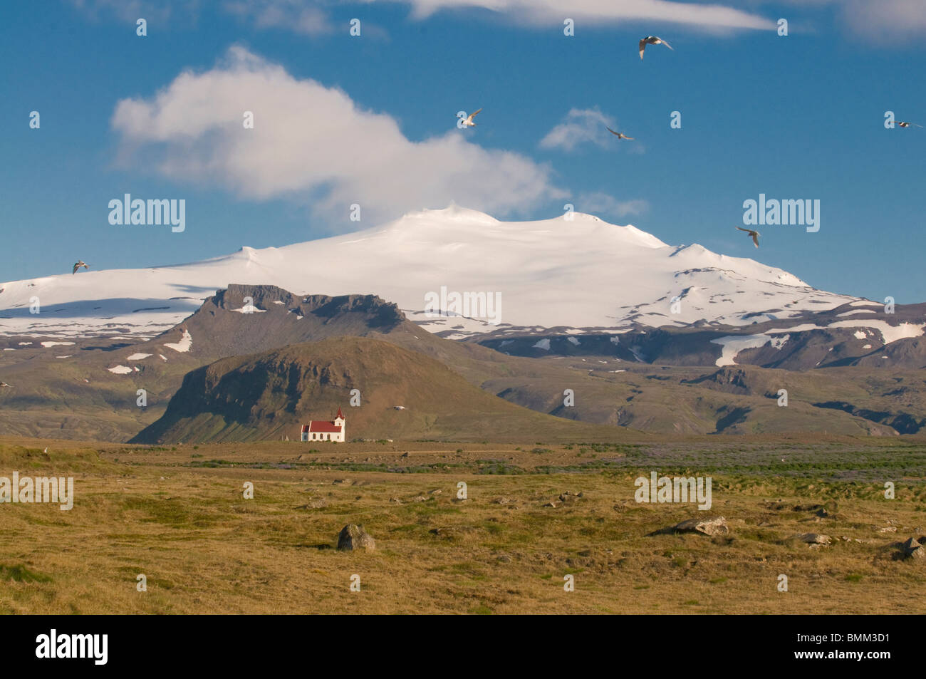 Mountainlandscape mit Kirche, Snaefellsjökull, Island Stockfoto