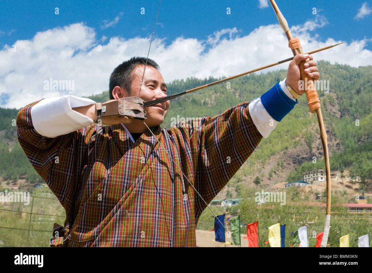 Junger Mann strebt mit Pfeil und Bogen, Thimpu, Bhutan, Asien Stockfoto