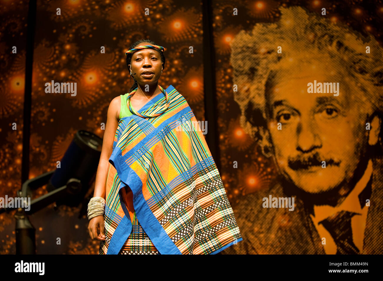 Student in traditioneller afrikanischer Kleidung bei TED-Konferenz. Stockfoto