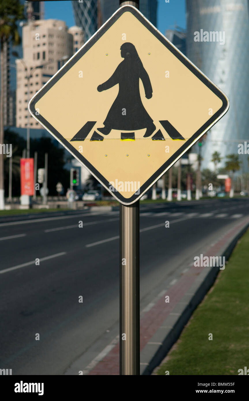 Fußgängerüberweg Zeichen in Doha, Katar Stockfoto