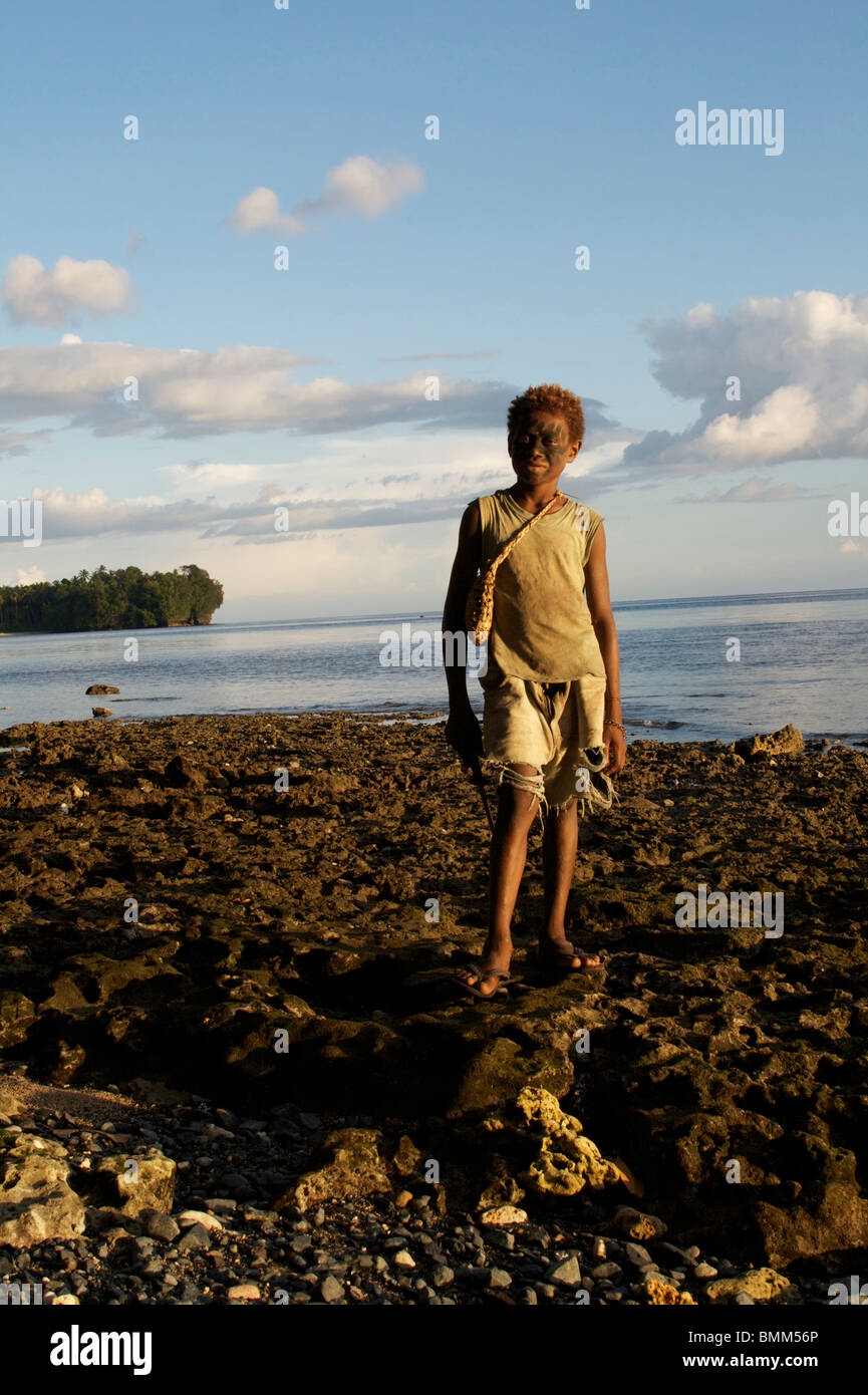 Junge am Strand von Kontu / Tembin, Neuirland, Papua New Guinea Stockfoto