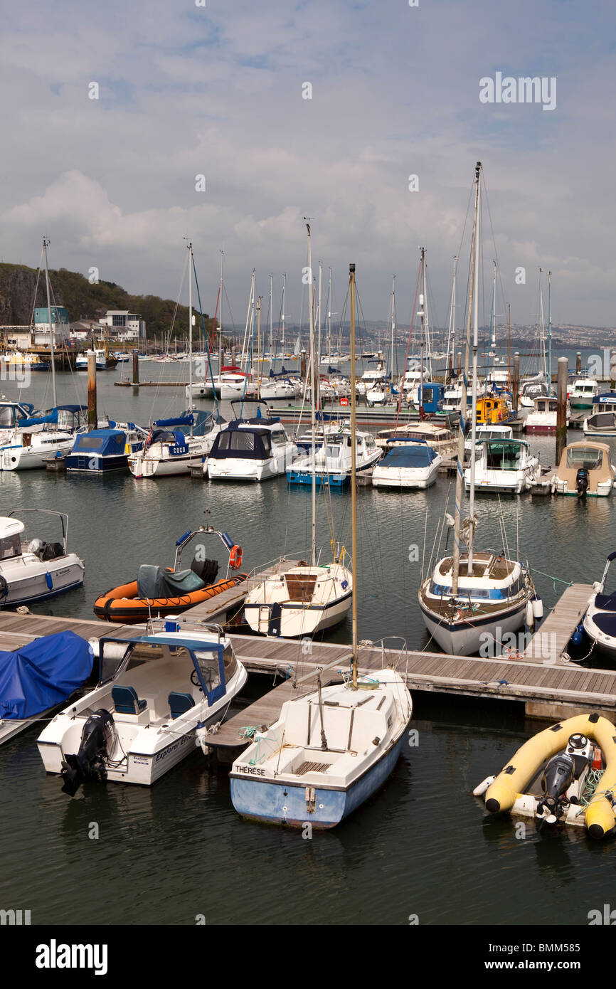 Großbritannien, England, Devon, Brixham Marina, kleine Boote vertäut am Steg Stockfoto