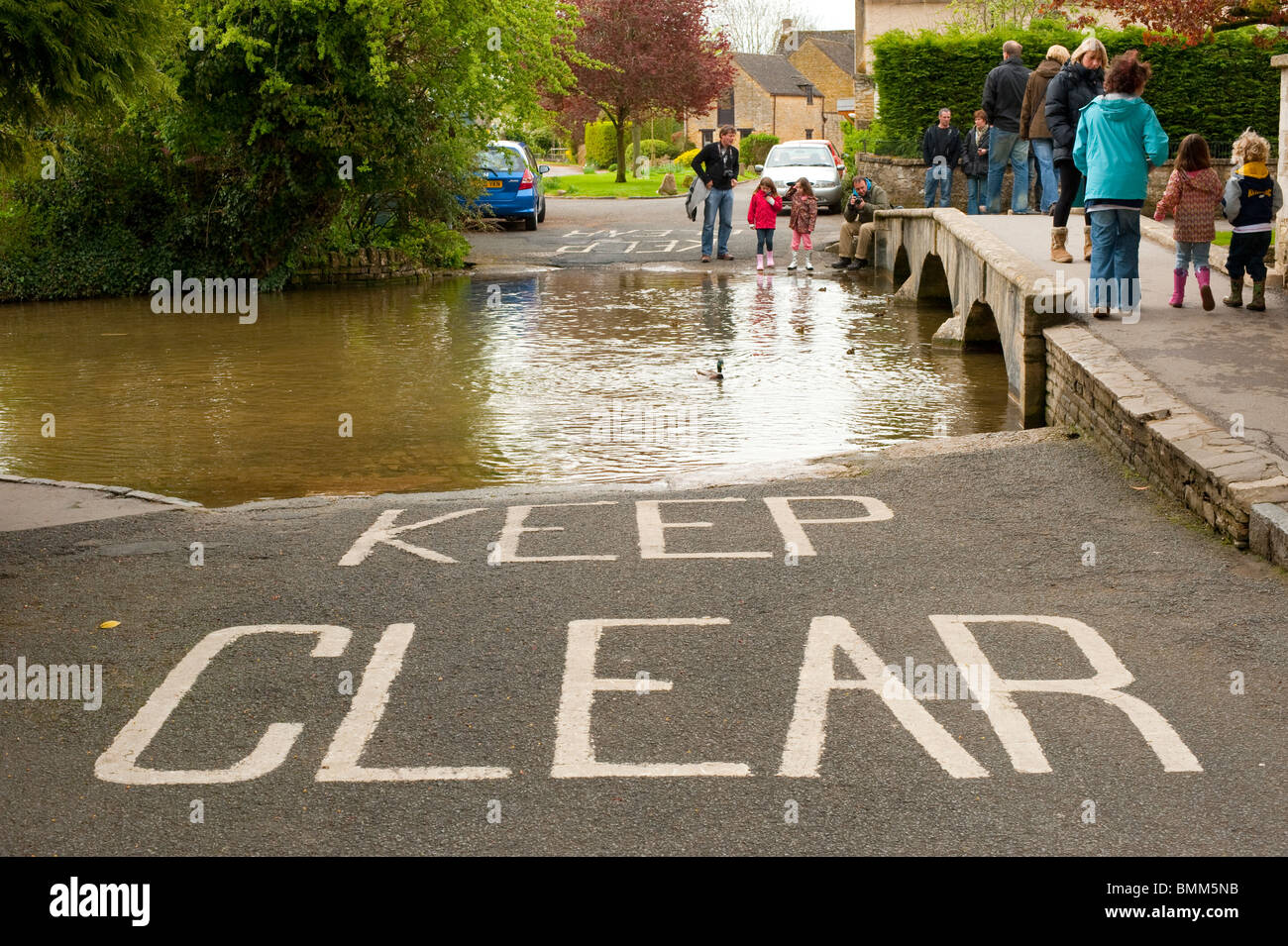 Straße Kreuzung Fluß Ford Bourton-On-The-Water The Cotswolds Gloucestershire UK Stockfoto