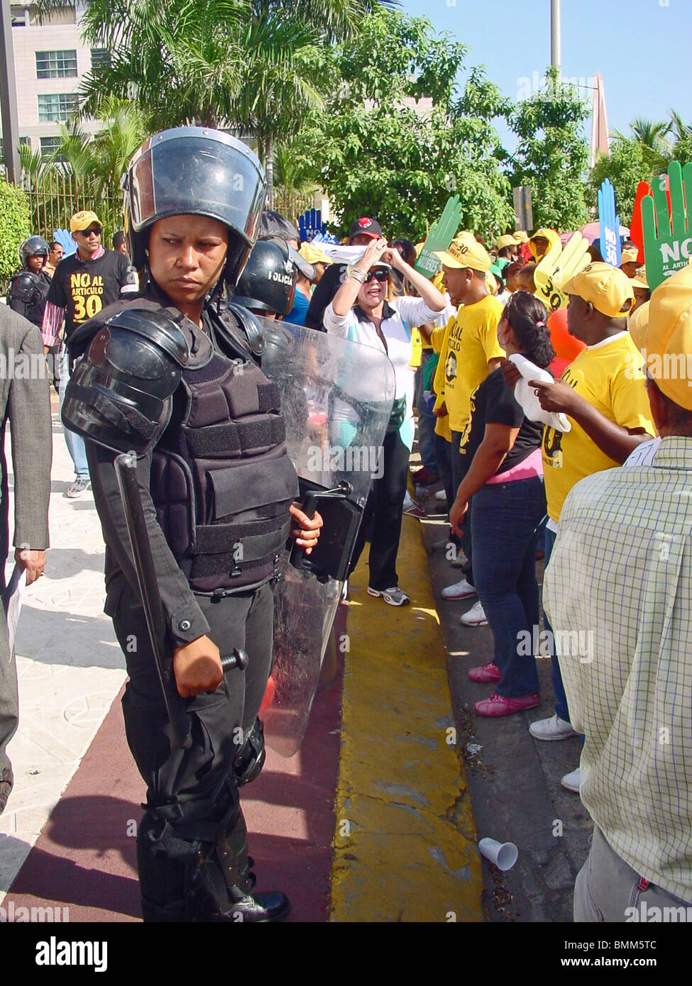 Weibliche Riot Control Officer bei einer Abtreibung Kundgebung in Santo Domingo, Dominikanische Republik Stockfoto